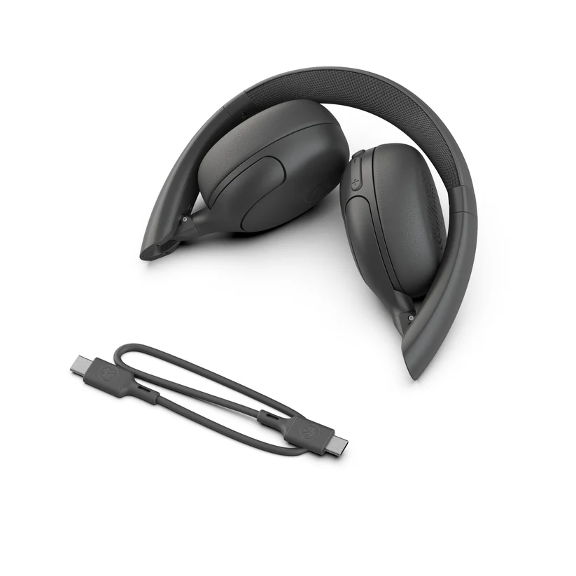 Schwarze Kopfhörer gefaltet mit Ladekabel. Kopfhörer und Kabel auf weißem Hintergrund.