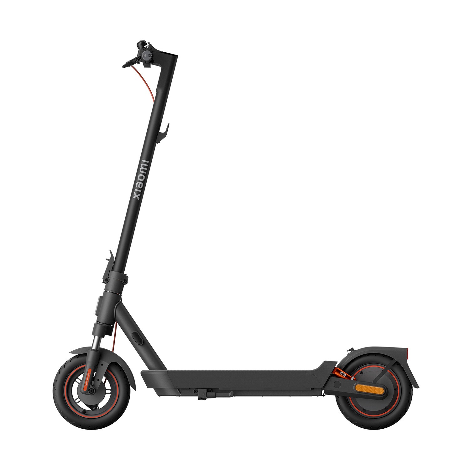 Scooter nero. Lo scooter è isolato su uno sfondo bianco uniforme.