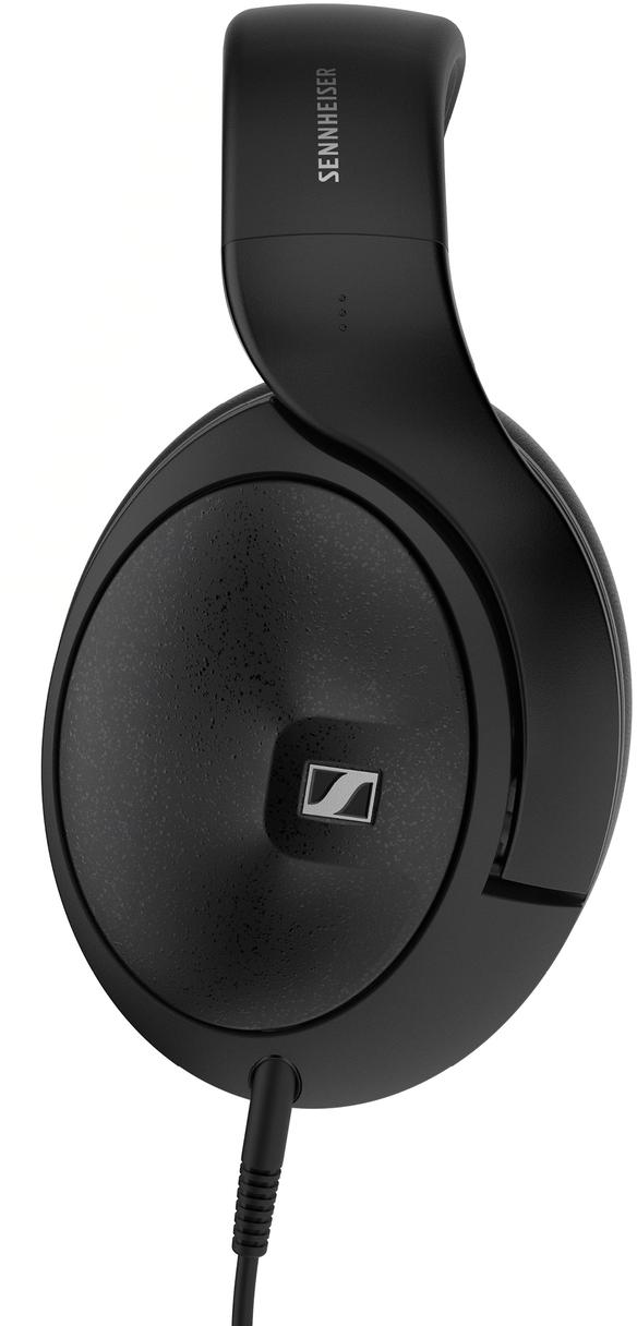 Fekete Sennheiser fejhallgató, szögletes nézetben, fehér alapon.
