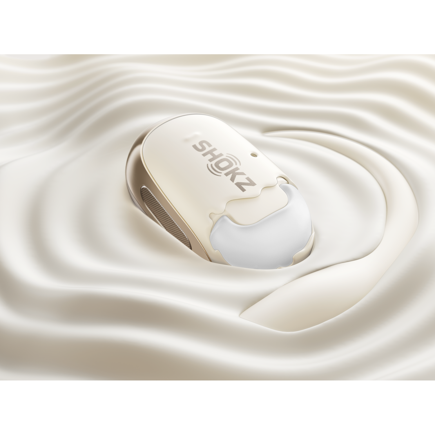 Écouteur dans un liquide crémeux. Immergé dans un liquide blanc crémeux, fond blanc.