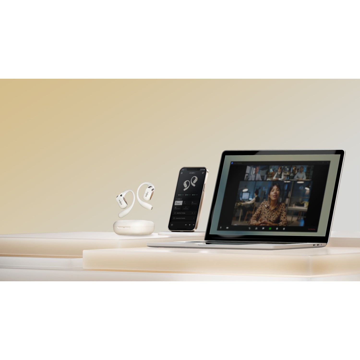 Écouteurs, téléphone et ordinateur portable. Ordinateur affichant un appel vidéo. Objets sur plateforme blanche, dégradé.