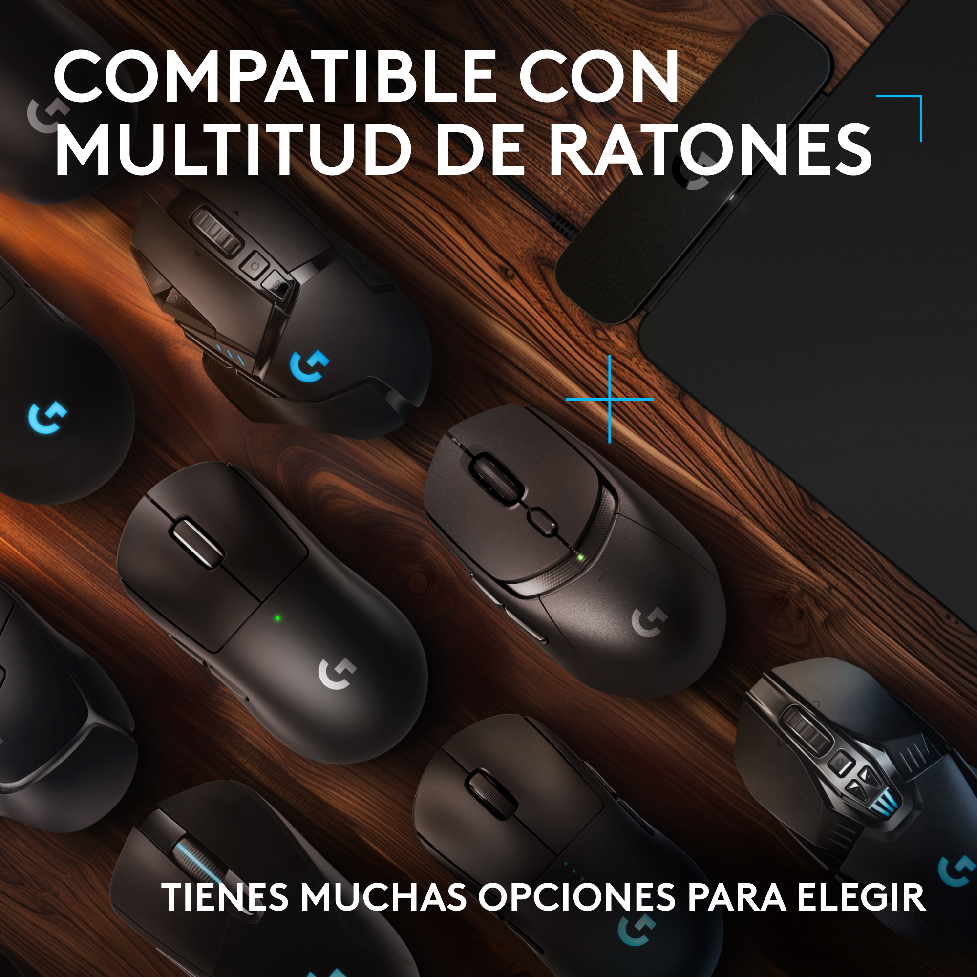 Múltiples ratones de ordenador sobre una superficie de madera, con un cargador.