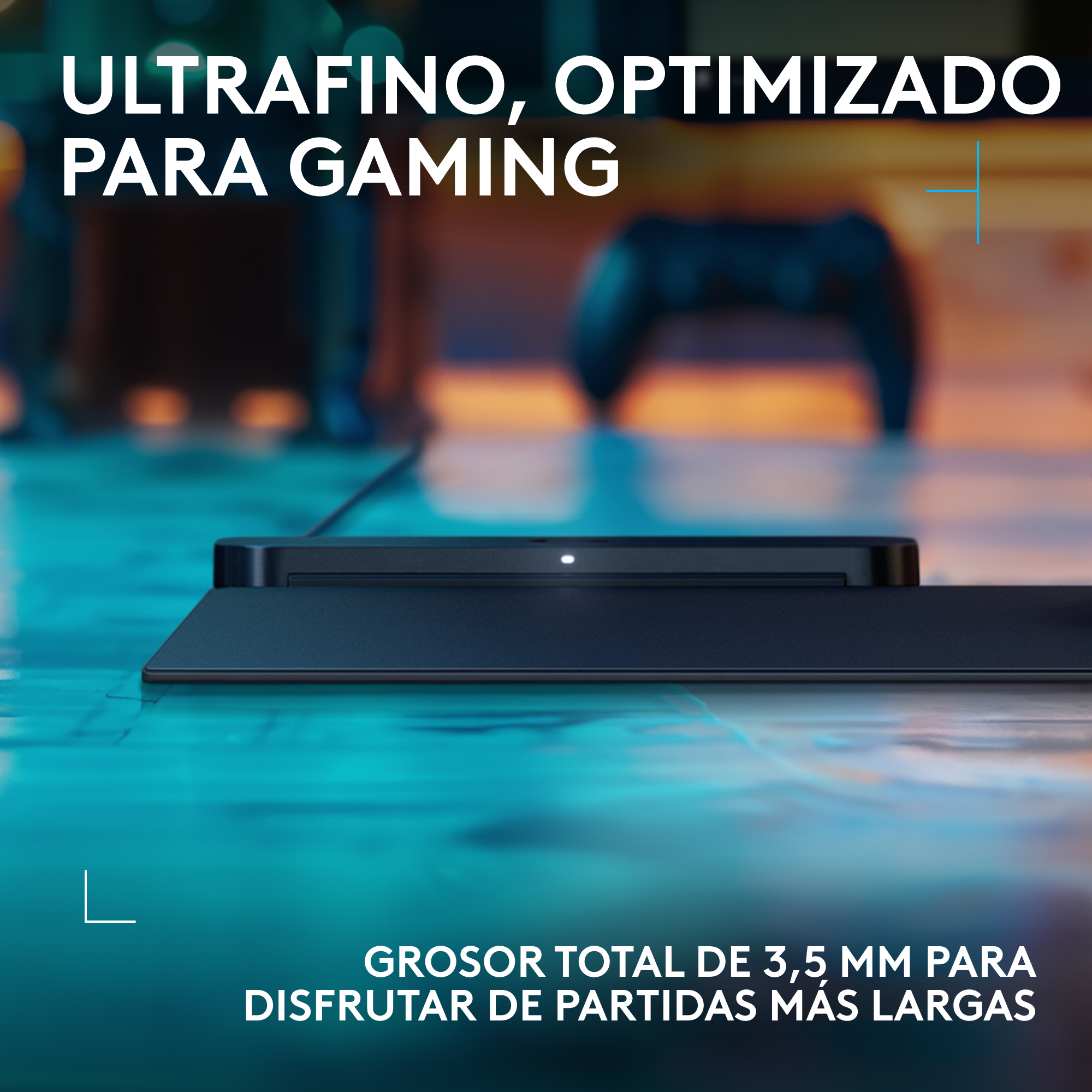 Alfombrilla de ratón para juegos negra con una luz blanca en la parte superior y texto en la parte inferior. Un controlador en el fondo.