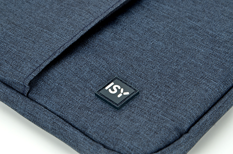 Custodia in tessuto blu con etichetta con scritta ISY.