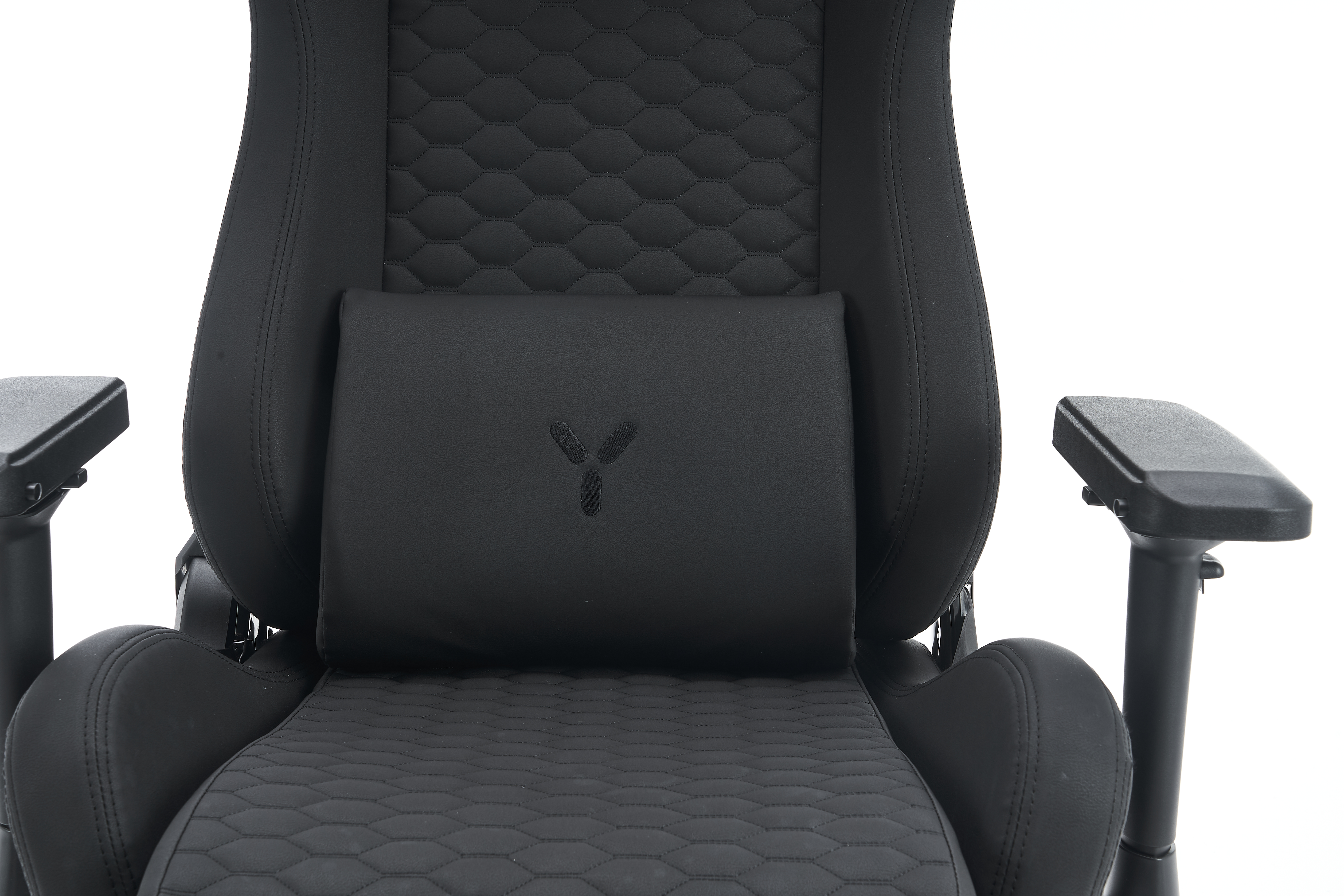 Gros plan du dossier de la chaise et d'un coussin lombaire noir.