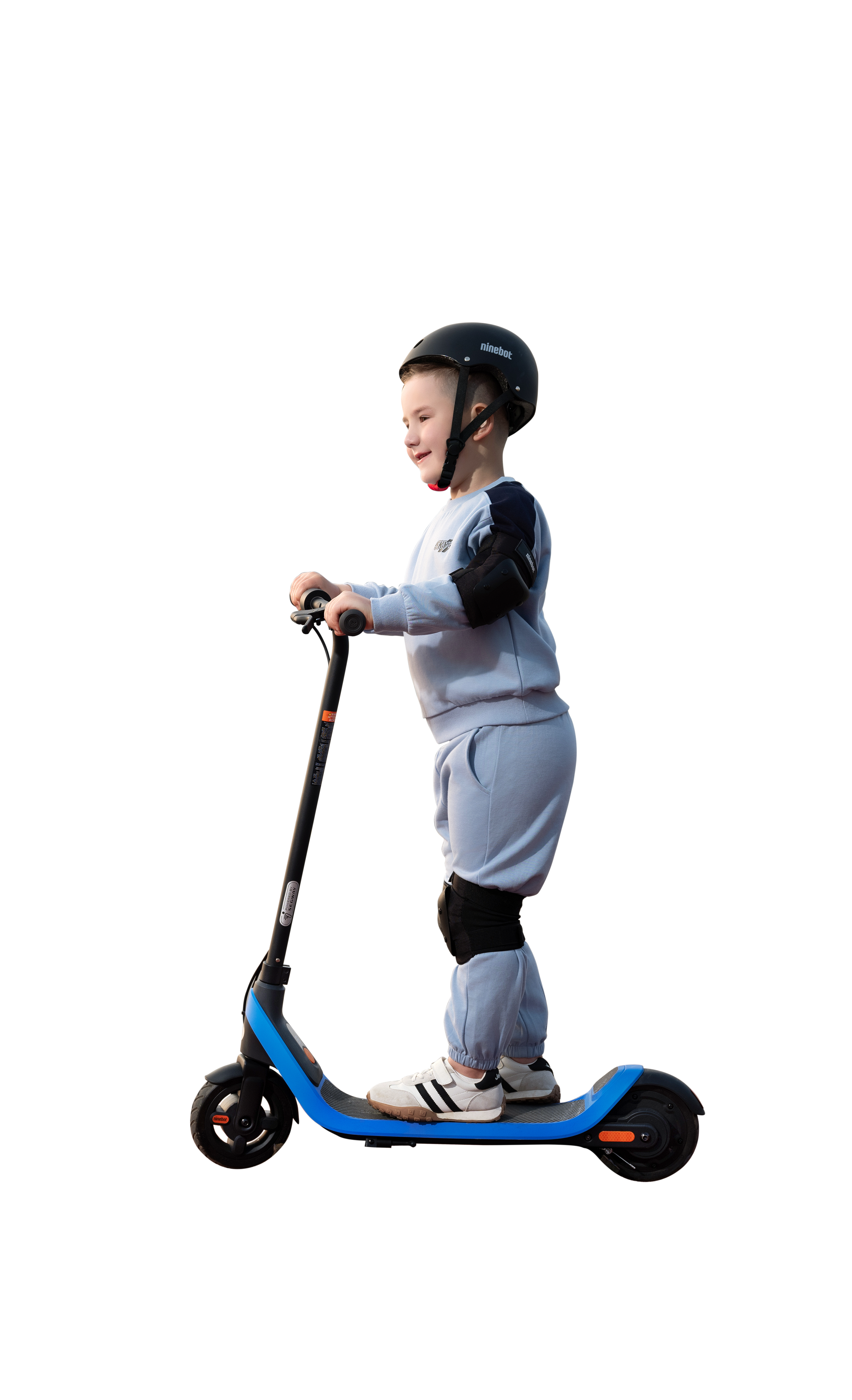 Koruyucu giysiler içindeki bir çocuk, mavi ve siyah bir scooter sürüyor.