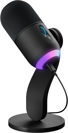 Fekete mikrofon RGB világítással, fekete állványon. Fekete háttér.