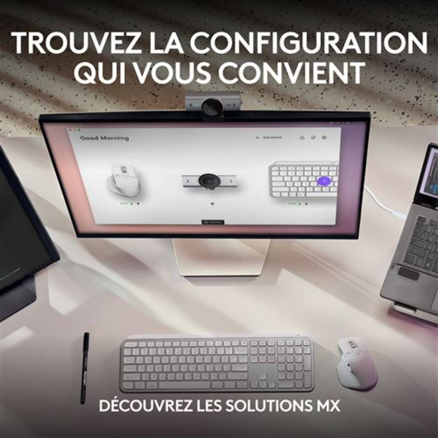 Configuration de bureau avec moniteur, clavier, souris et webcam. L'écran montre une configuration.