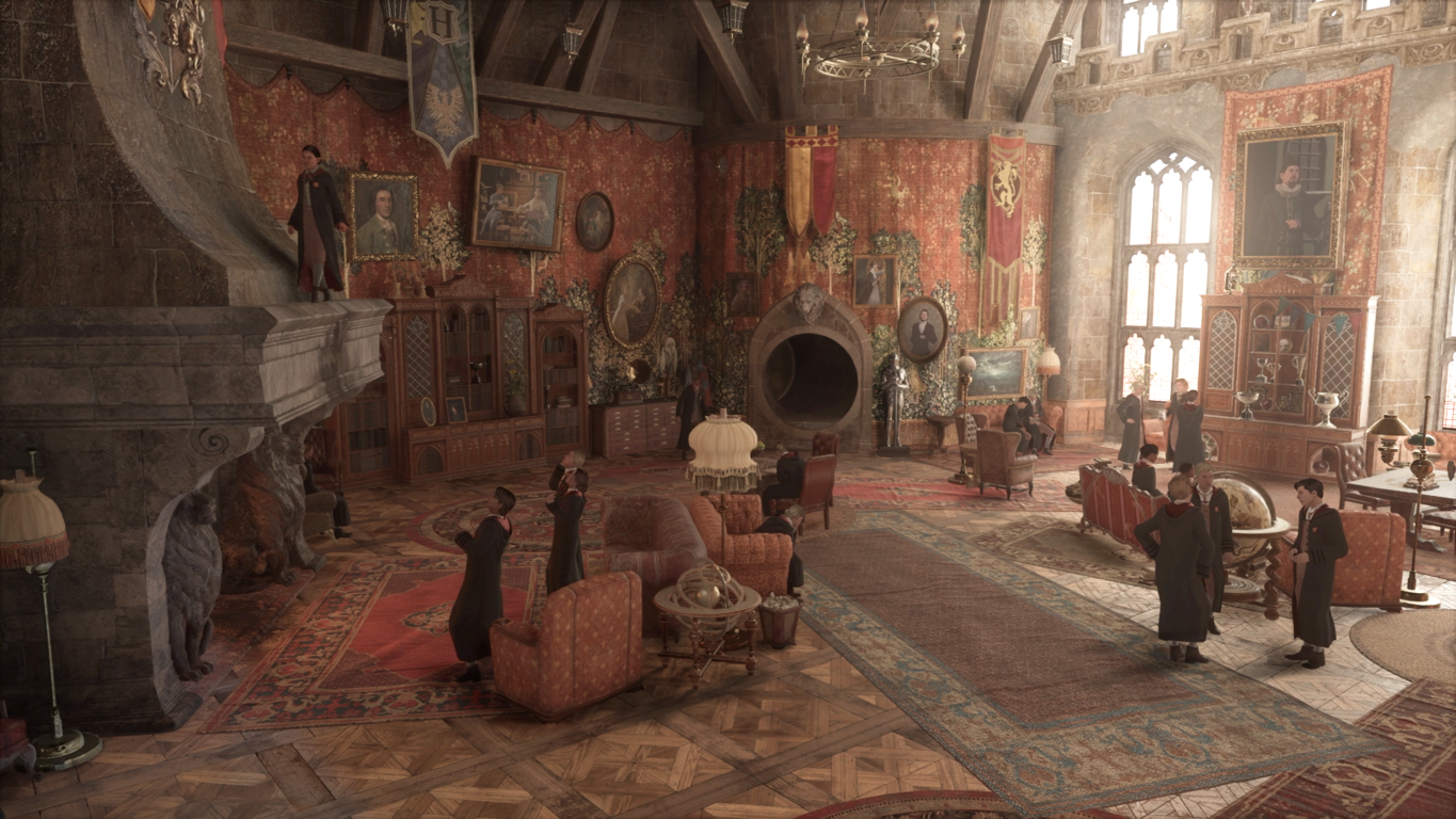 Duży pokój z kominkiem, portretami i uczniami w szatach, sceneria Hogwartu.