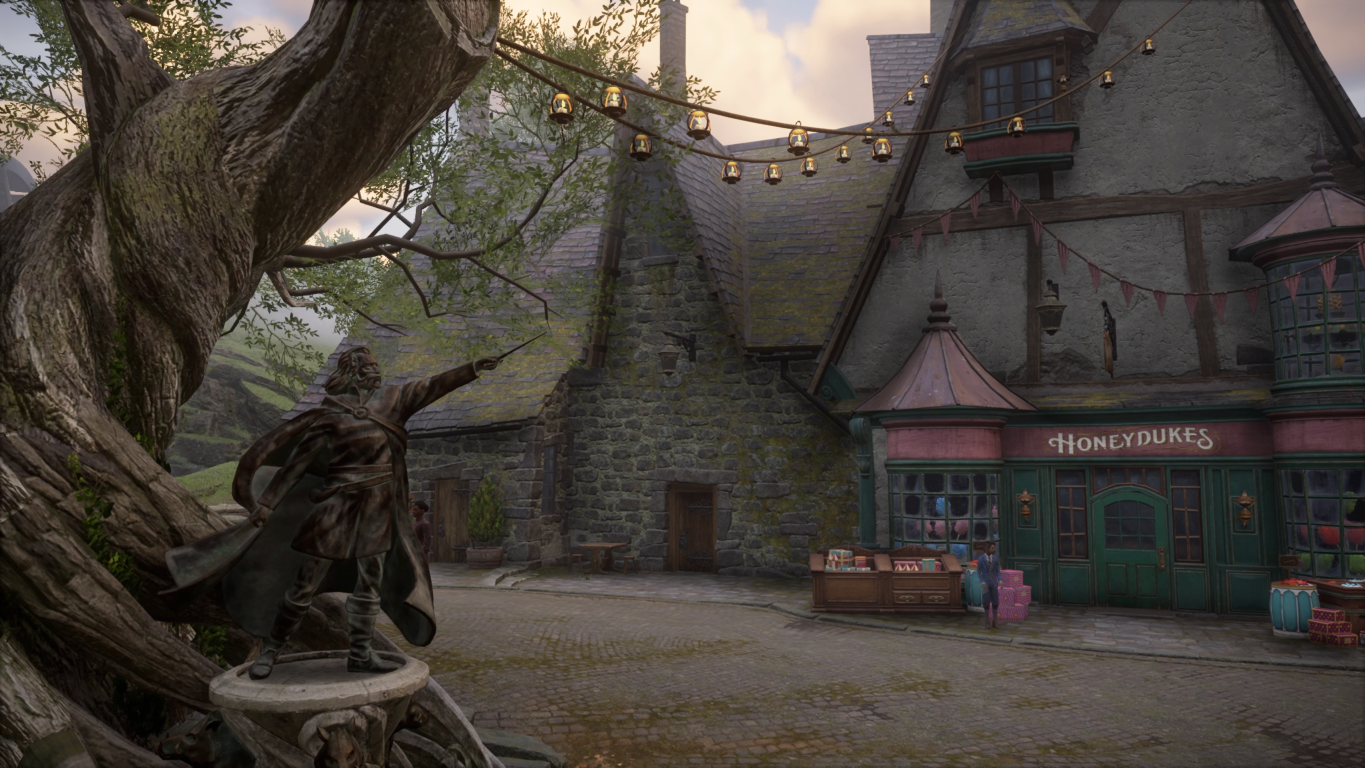 Posąg wskazujący różdżką, ulica ze sklepami i drzewem, sceneria Hogwartu.