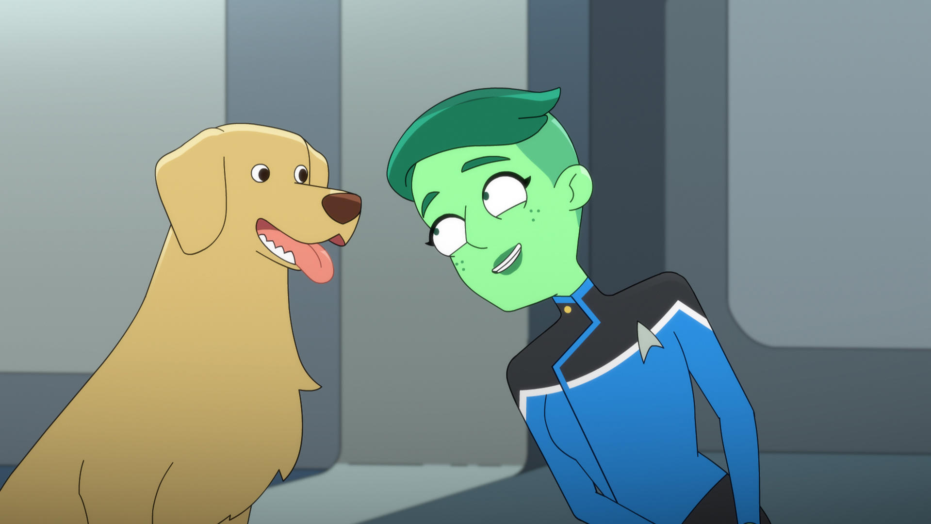 Eine grün gehäutete Frau lächelt einen Golden Retriever-Hund in einer Star-Trek-Umgebung an.