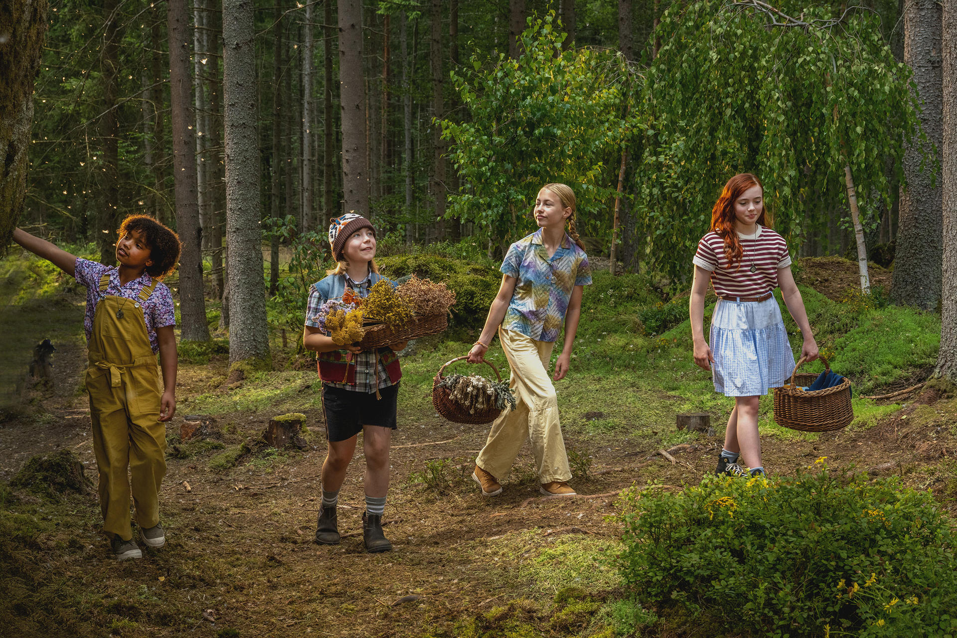 Vier Kinder gehen im Wald, jeder trägt einen Korb. Sonnenlicht fällt durch die Bäume.