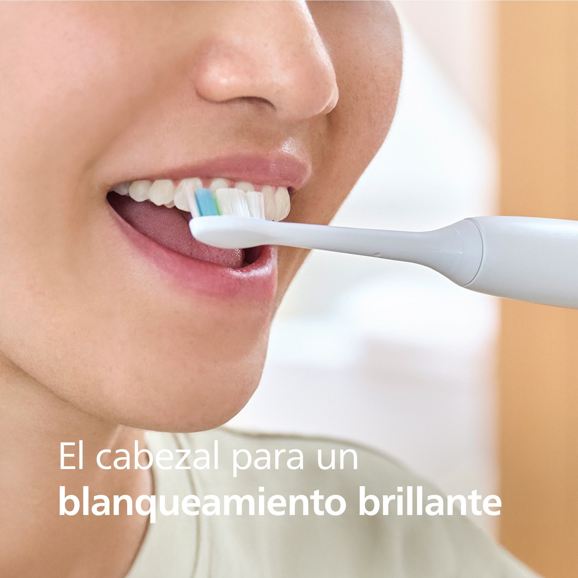 Una persona cepillándose los dientes con un cepillo de dientes Philips Sonicare.