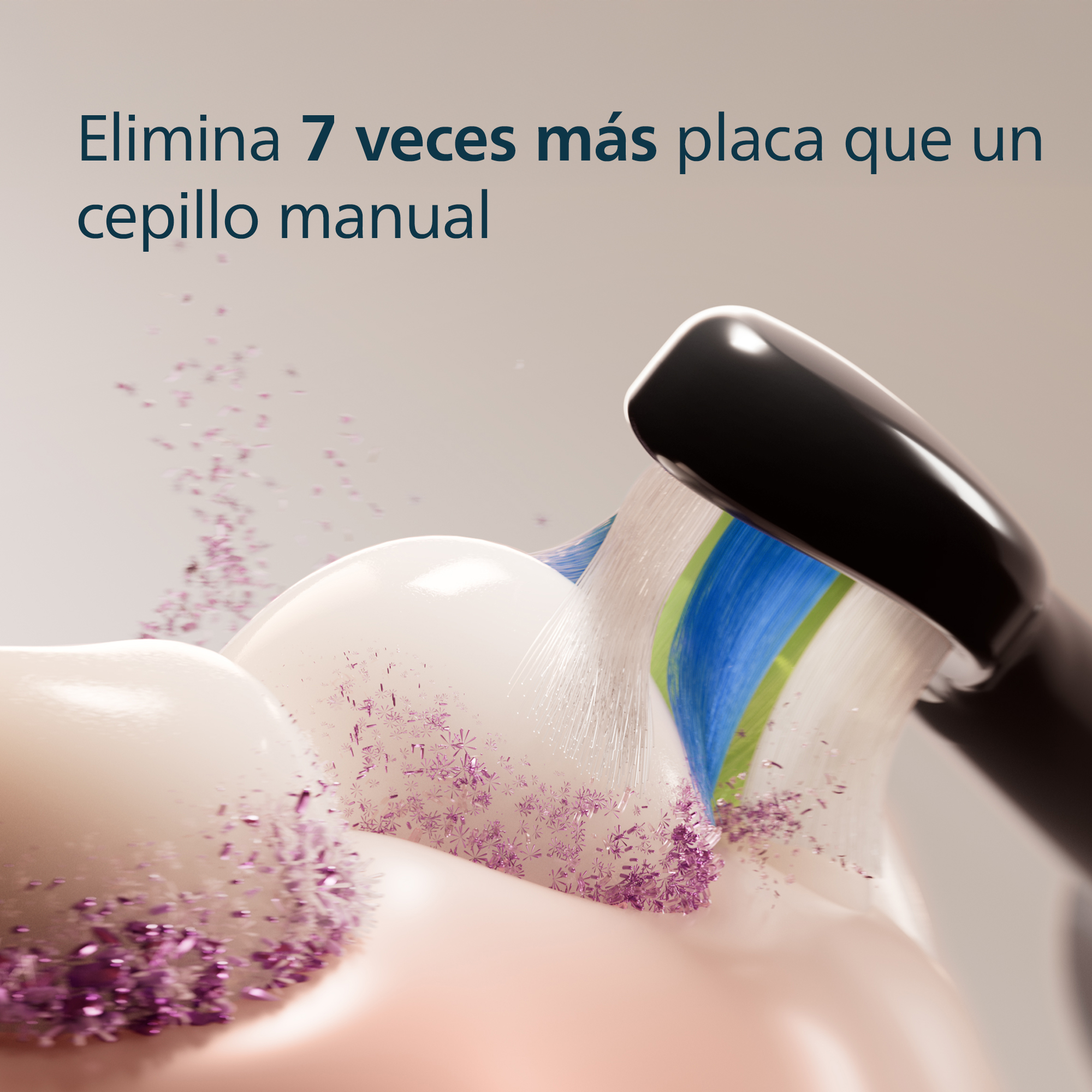 Primer plano de un cepillo de dientes que elimina la placa de los dientes. El texto dice que elimina 7 veces más placa.