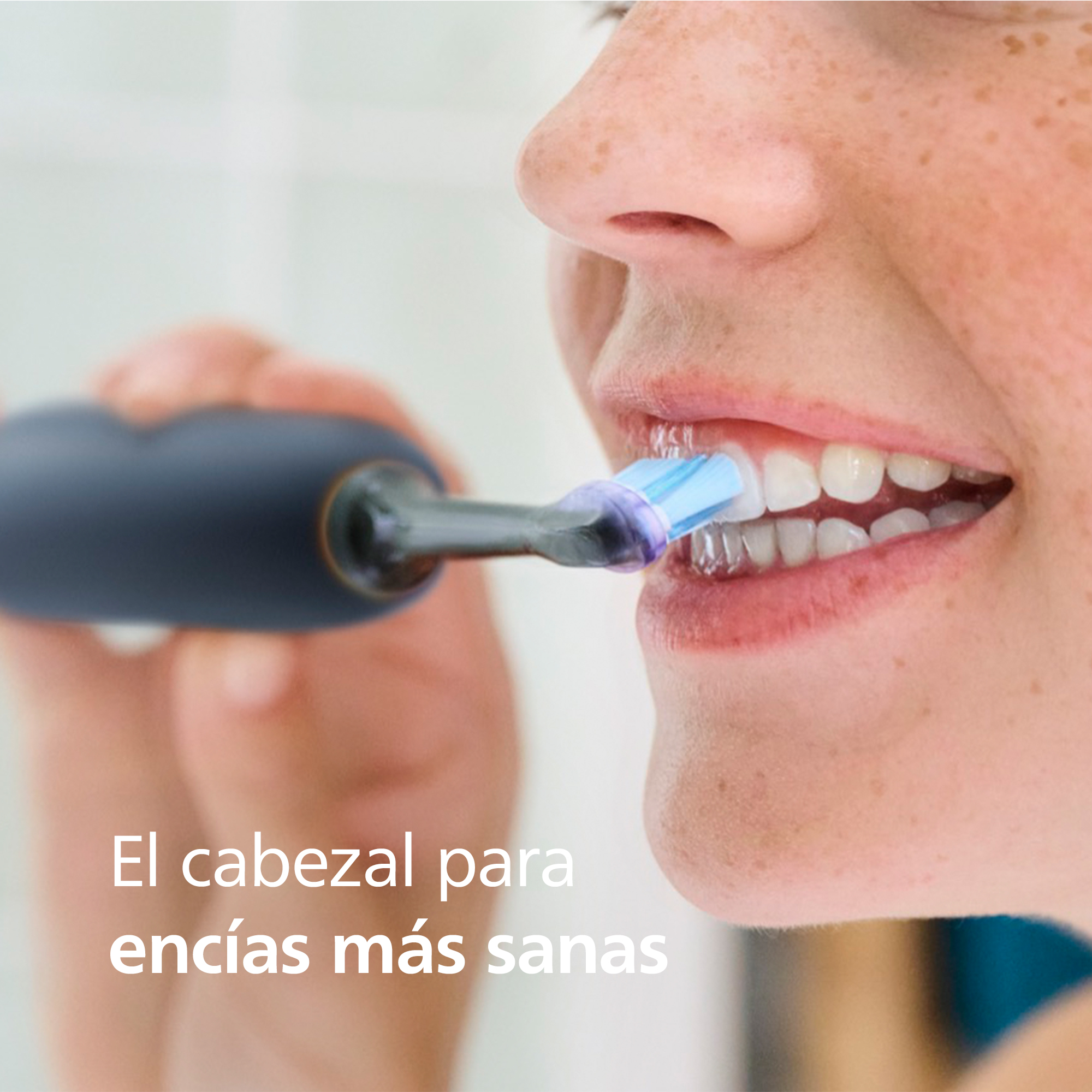 Una persona cepillándose los dientes con un cepillo de dientes Philips Sonicare. Cerdas azules, encías sanas.