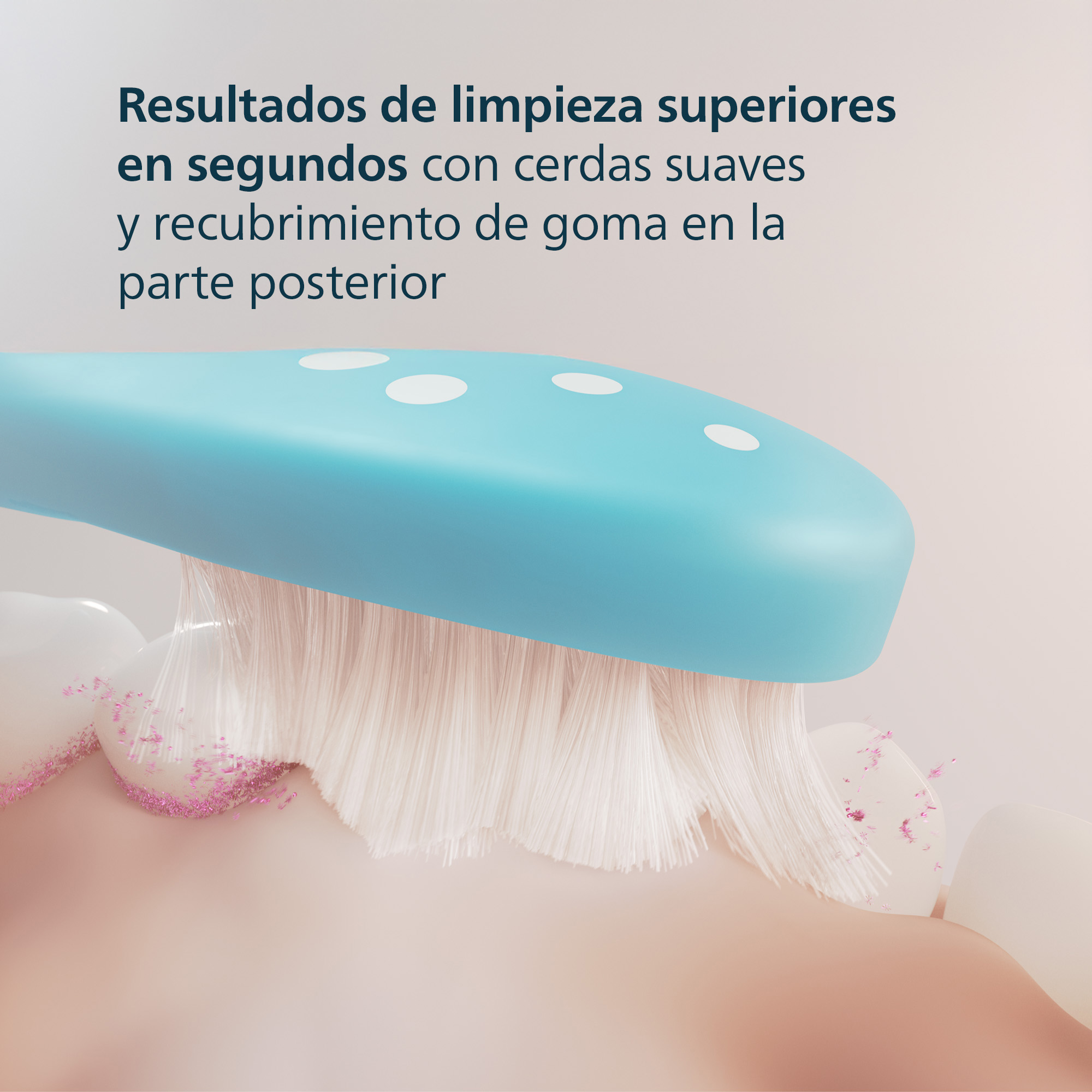 Un cepillo de dientes limpia los dientes, mostrando las cerdas y el residuo rosa del proceso de limpieza.