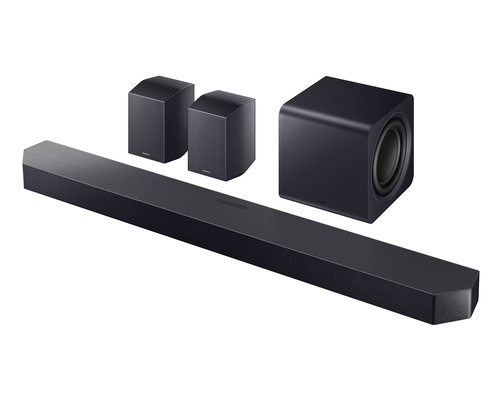 Egy soundbar rendszer elrendezése méretekkel. Tartalmaz soundbart, mélynyomót és műholdas hangszórókat.