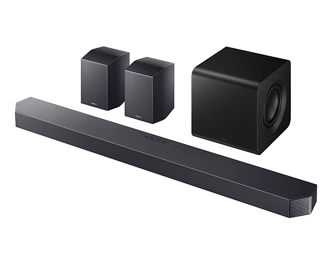 Egy fekete soundbar, két hangszóró és egy mélynyomó modern házimozi felállásban.
