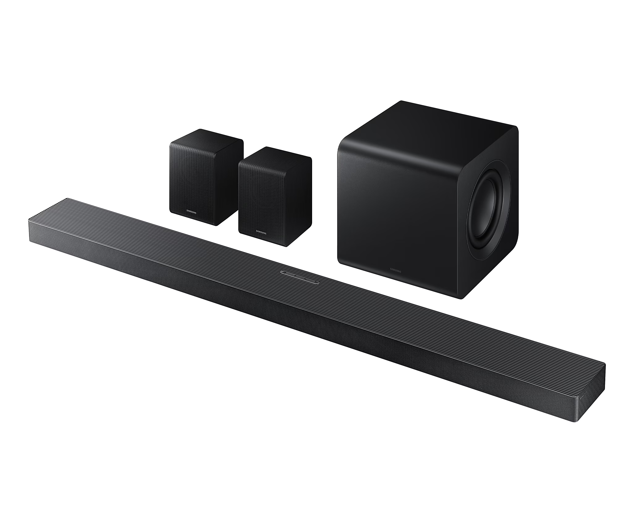 Egy soundbar, két hangszóró és egy mélynyomó fehér háttéren.