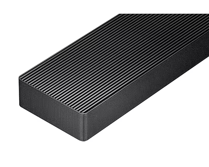 Fekete soundbar sarok közelről. Bordázott a teteje, lekerekített élekkel.