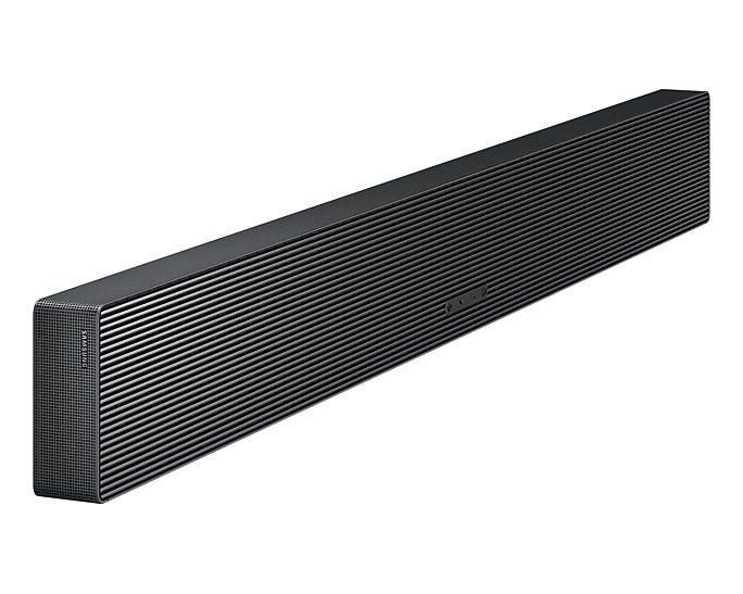 Fekete soundbar, ferde nézet. Bordázott tetejű, hálós oldallal. Samsung logó az oldalon.