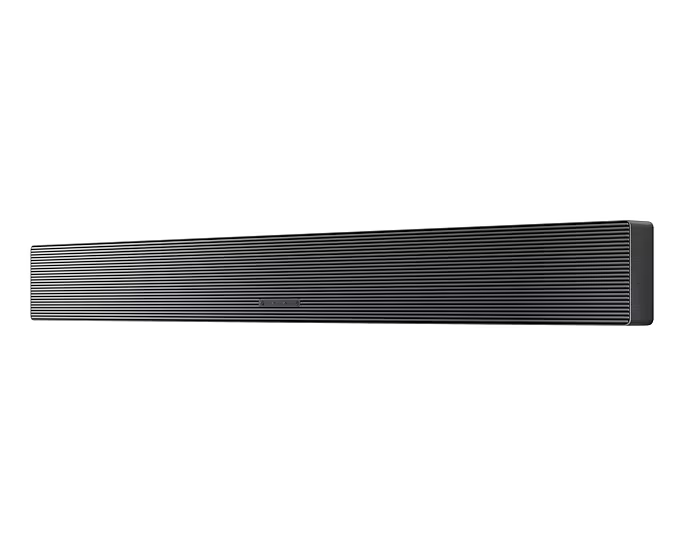 Fekete soundbar, vízszintes, bordázott dizájn, fehér háttéren. Samsung logó.