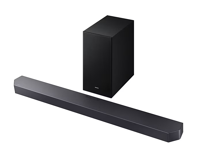 Fekete soundbar és mélynyomó ferde nézete fehér háttér előtt. A soundbar elegáns.