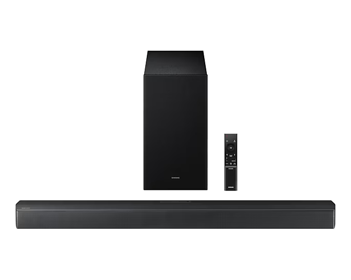 Hangkészlet, fekete soundbar, mélynyomó és távirányító fehér háttéren. A soundbar hosszú és vékony.