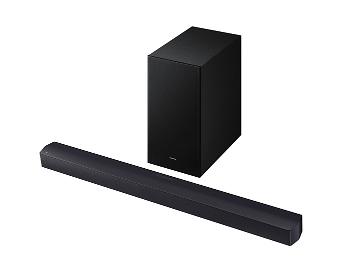 Fekete soundbar és mélynyomó fehér háttéren. A soundbar hosszú és vékony.