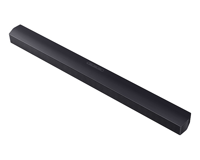Fekete soundbar szögben. Fehér háttéren, a tetejét és az oldalát mutatva.