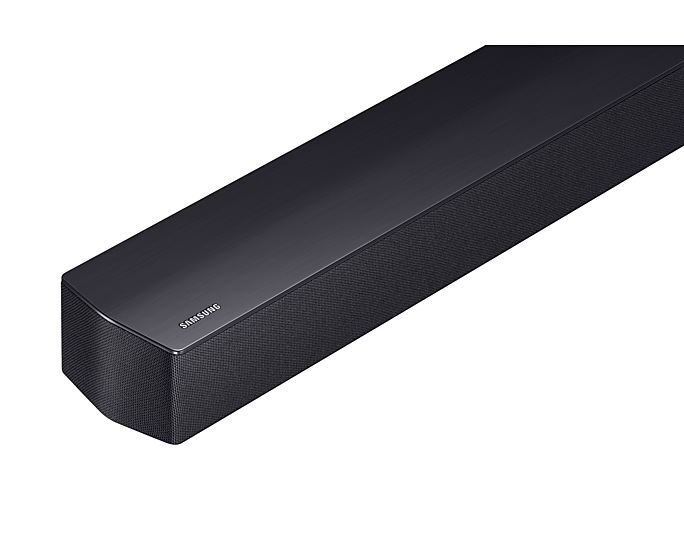 Fekete soundbar szögből. A Samsung logóval ellátott oldalt mutatja.
