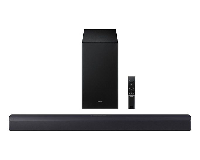 Egy fekete soundbar mélynyomóval és távirányítóval. Mindez fehér háttéren.