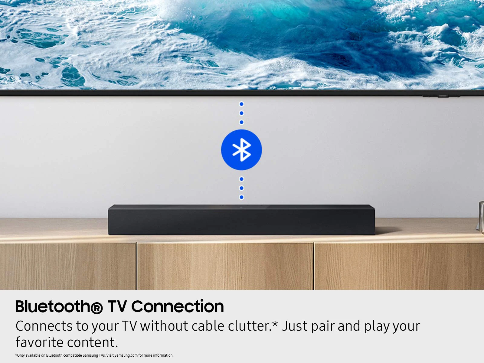Soundbar a szekrényen, TV természetes jelenettel.