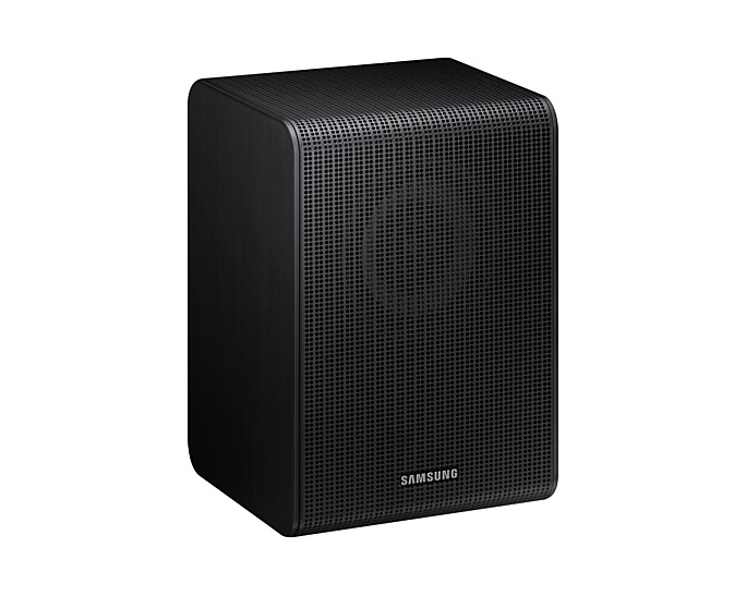 Schwarzer Samsung-Lautsprecher angewinkelt, Gitterfront. Weißer Hintergrund.