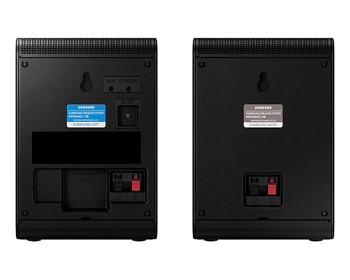 Zwei schwarze Samsung-Lautsprecher, Rückansicht, mit Etiketten und Anschlüssen. Weißer Hintergrund.