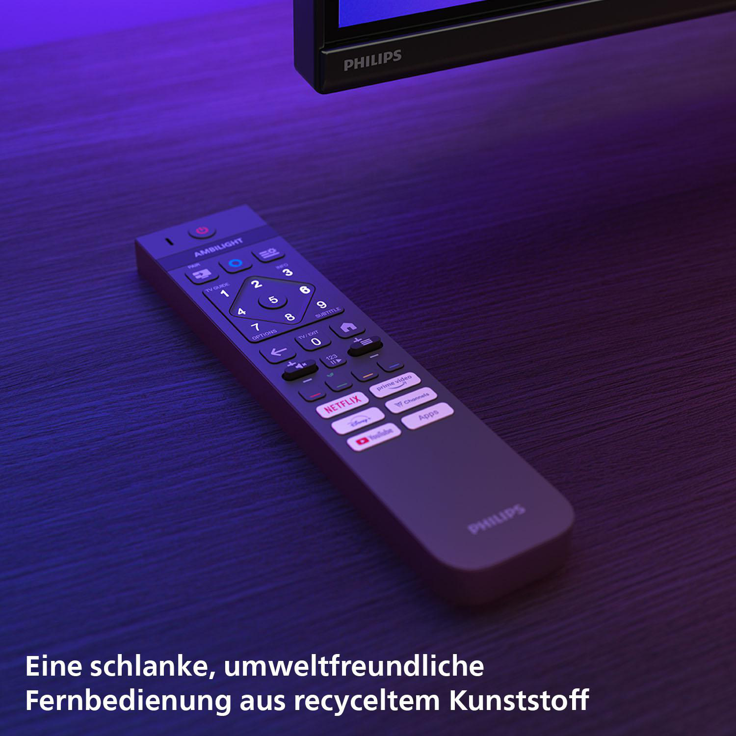Fernbedienung auf Holz. TV im Hintergrund.