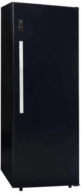 Schwarzer Kühlschrank mit silbernem Griff und Digitalanzeige. Geschlossene Tür.