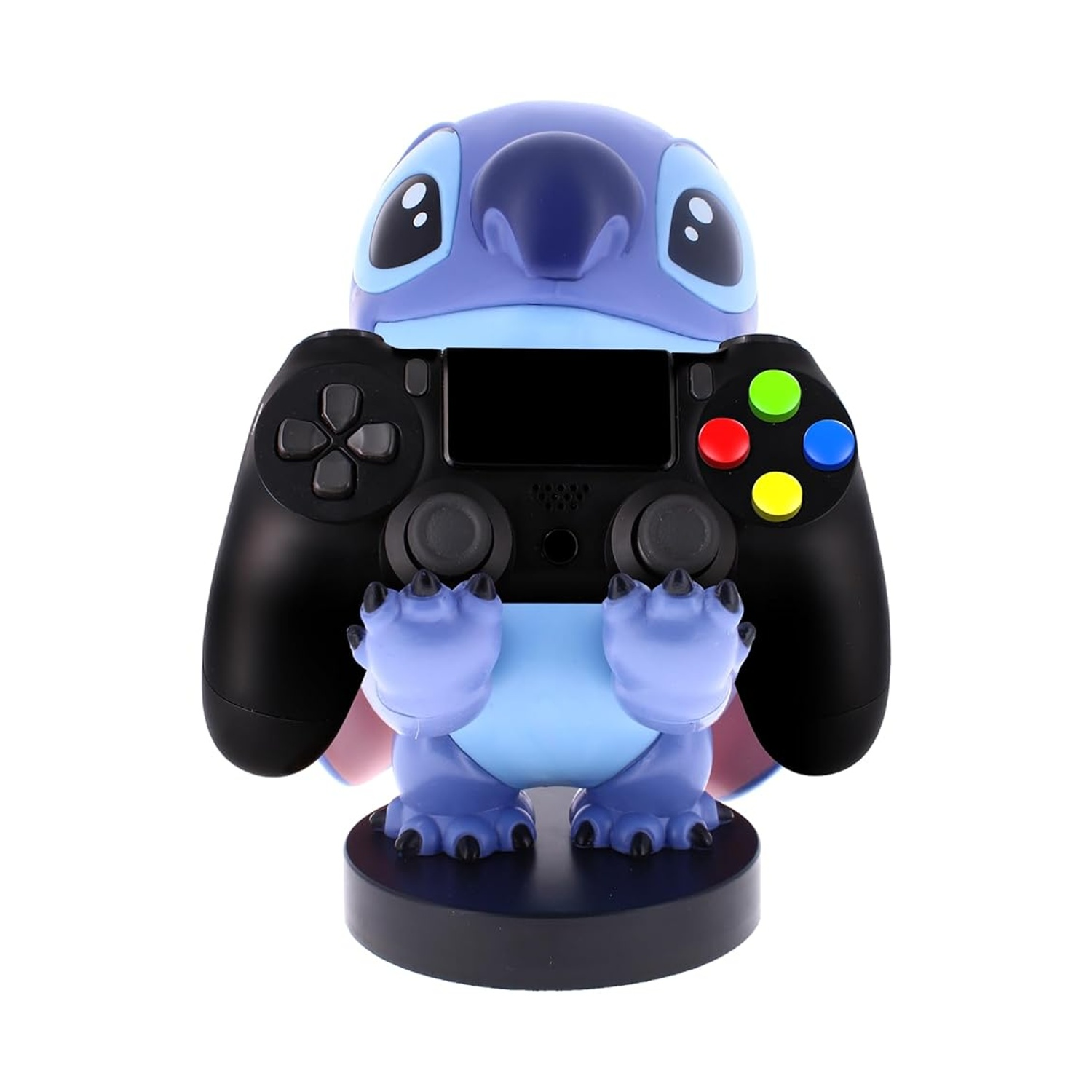 Una figura blu di Stitch tiene in mano un controller PlayStation nero.