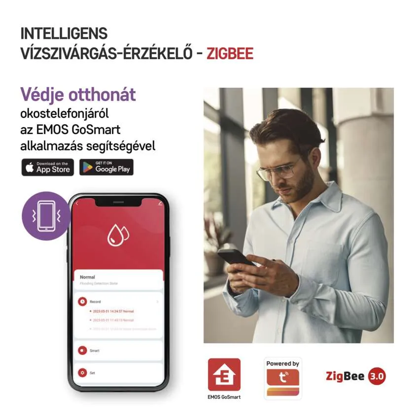 Férfi telefonozik, okosotthon app. Telefont, appot és érzékelőt mutat egy szobában.