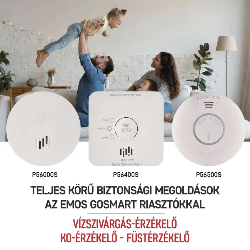Család füst- és vízérzékelőkkel. Egy család játszik a gyerekekkel. Három érzékelő látható alul.
