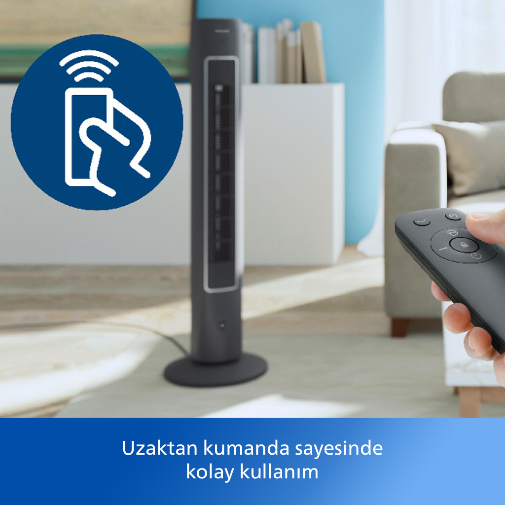 Siyah fan. Elde uzaktan kumanda. Mavi ve beyaz grafik. Ahşap zemin.