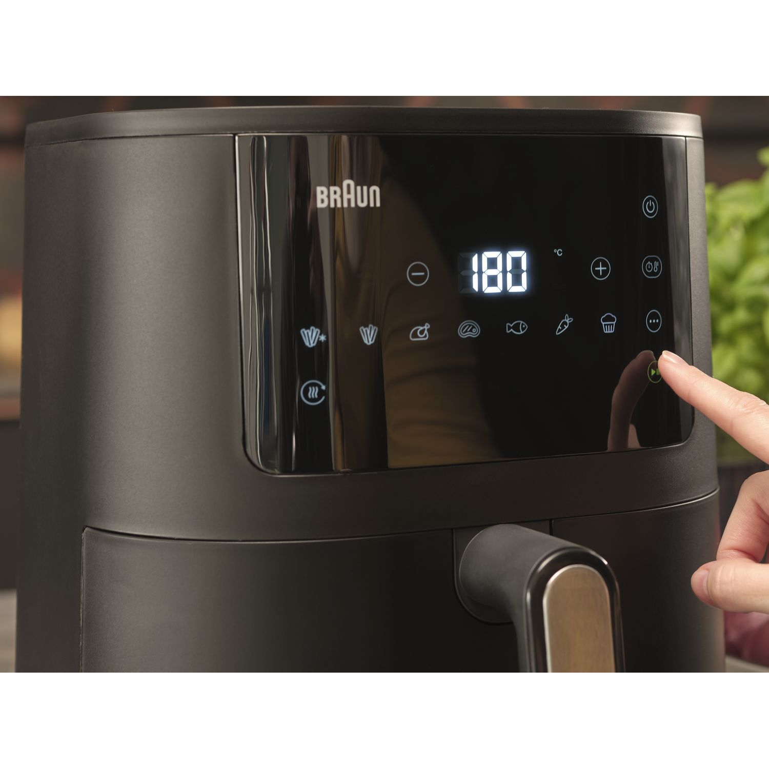 Close-up van een zwarte airfryer, met het digitale display op 180 graden.