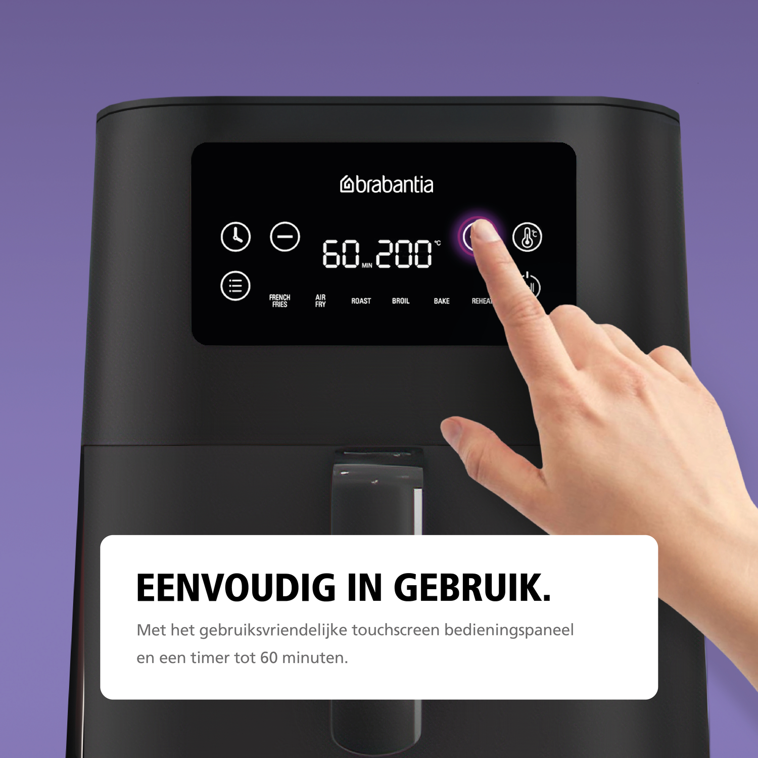 Close-up van het display van de airfryer. Een hand raakt de aan/uit-knop aan.