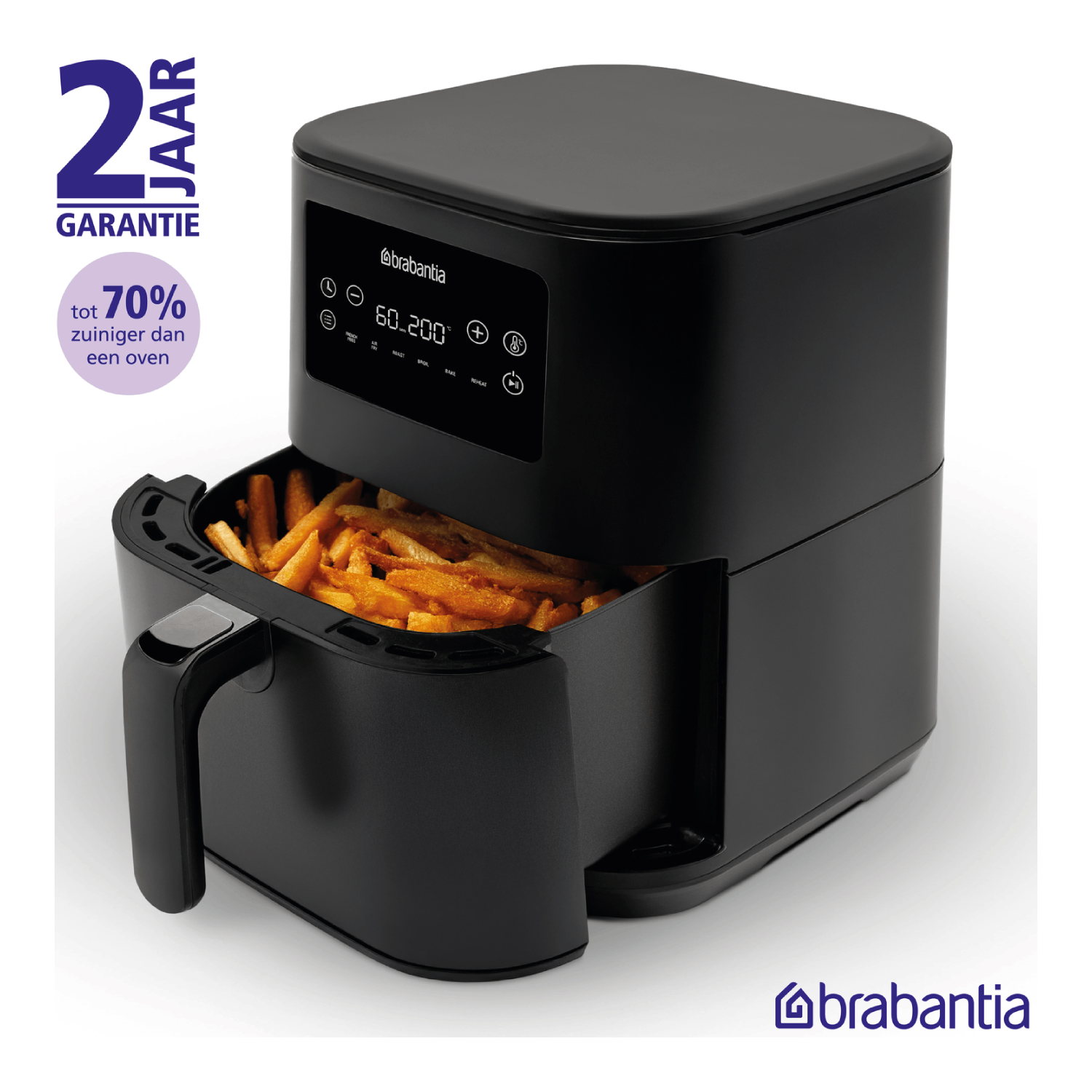 Een zwarte airfryer met friet in de mand. Tekst geeft 70% energiezuiniger dan een oven aan.