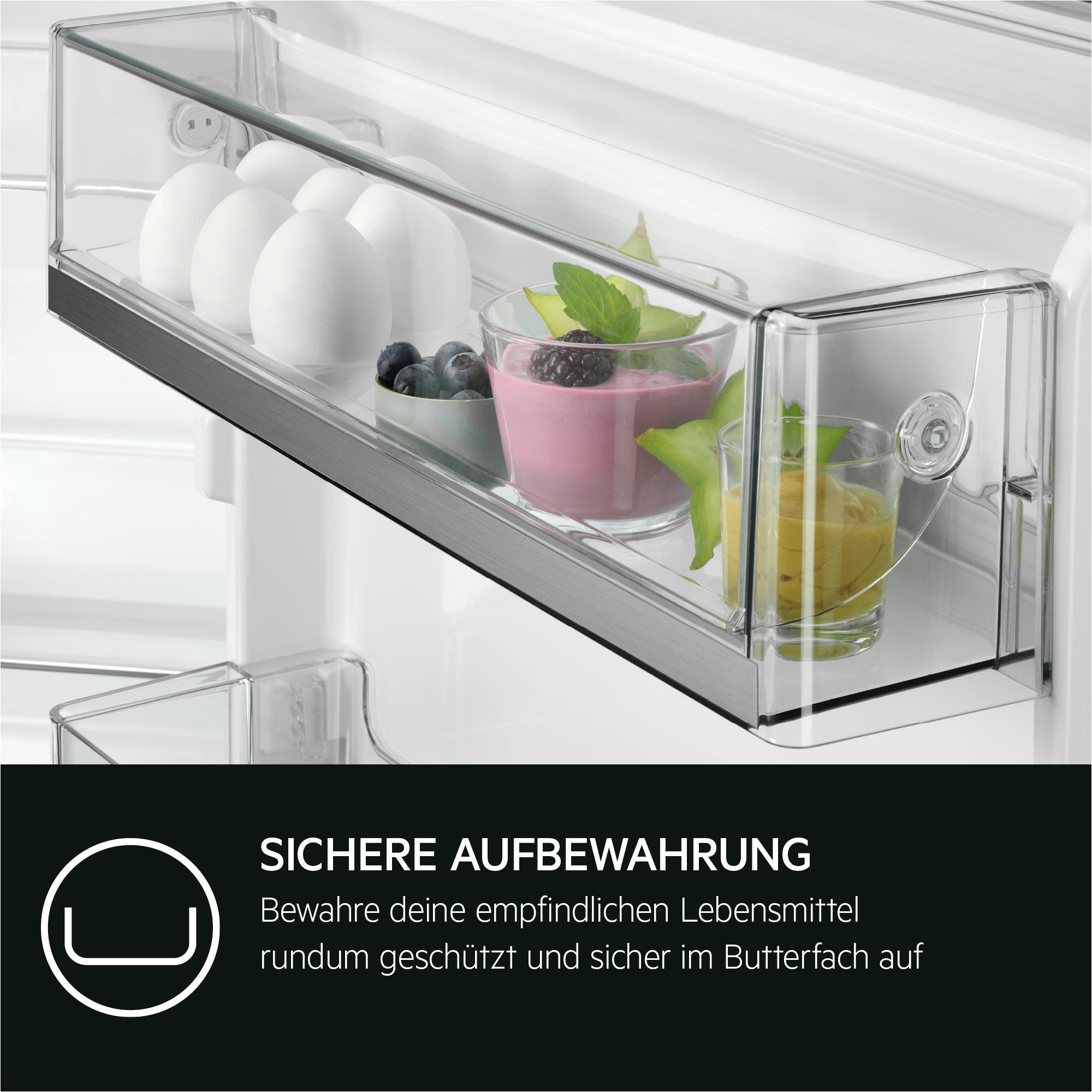 Nahaufnahme einer Kühlschublade. Eier, Beeren und andere Lebensmittel sind in der Schublade gelagert.
