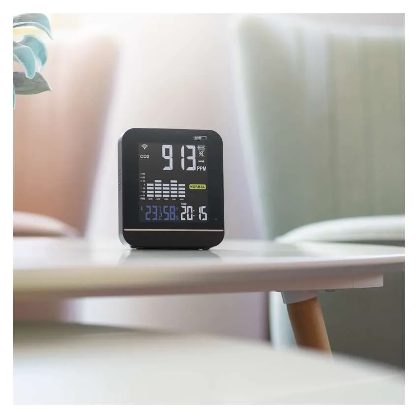 Egy szoba mennyezeti ventilátorral, amely különböző fénybeállításokat biztosít.