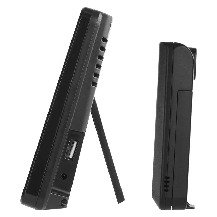 Fekete időjárás-állomás oldalsó nézete, állvánnyal és USB-porttal.