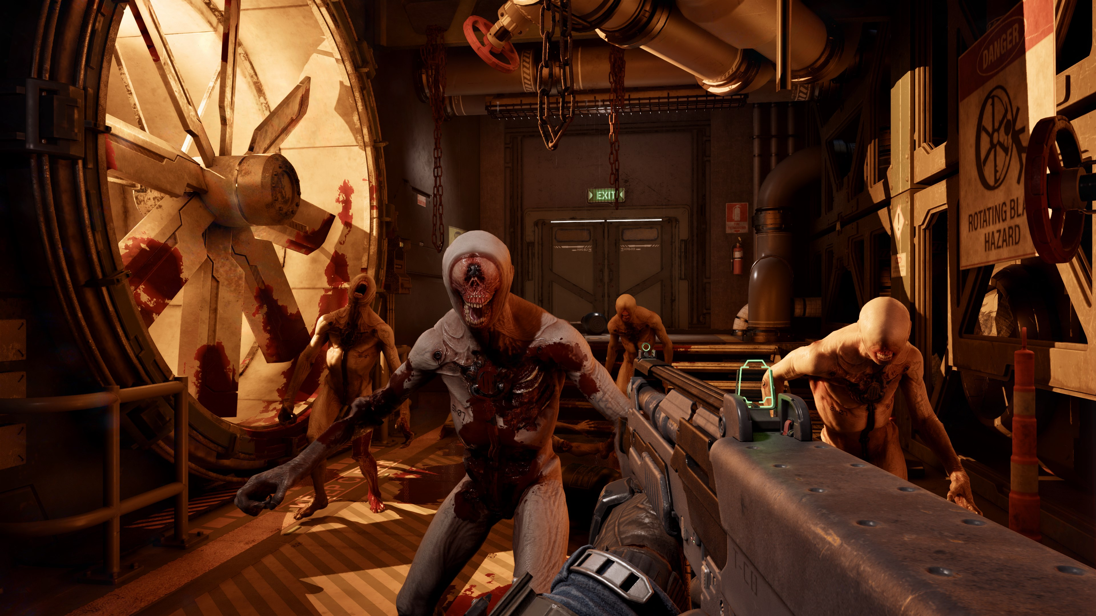 Ego-Perspektive einer Waffe in einem dunklen, blutigen Korridor. Zombies mit offenem Gehirn nähern sich.