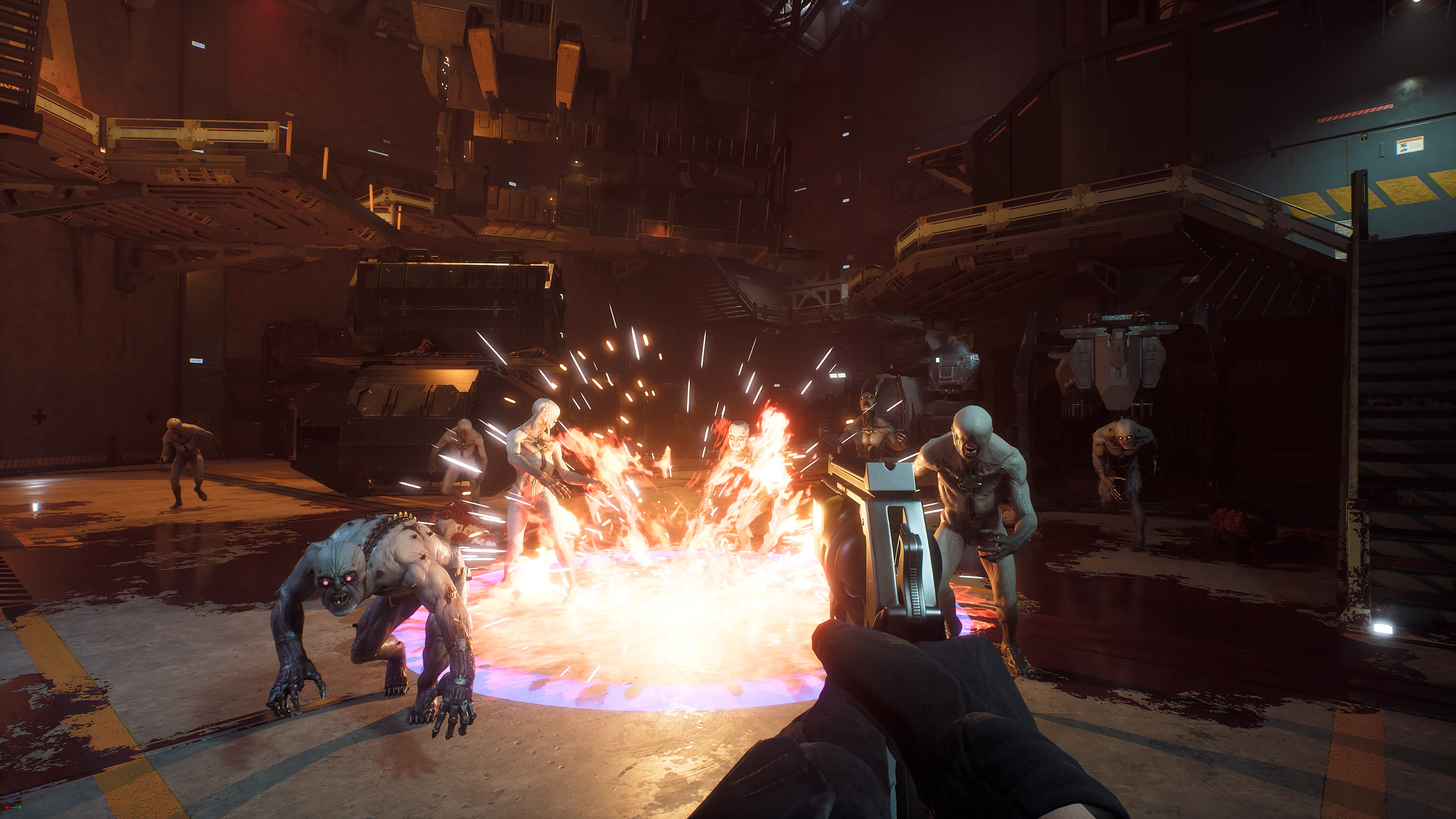 Ego-Shooter-Szene mit angreifenden Zombies. Feuer und Blut sind vorhanden. Dunkle und industrielle Umgebung.