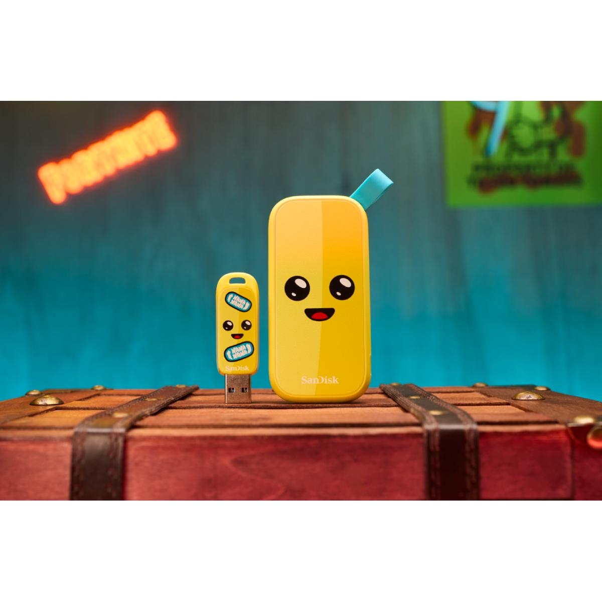 Dos unidades USB amarillas con caras están en un cofre de madera. Un letrero que dice Fortnite está en el fondo.